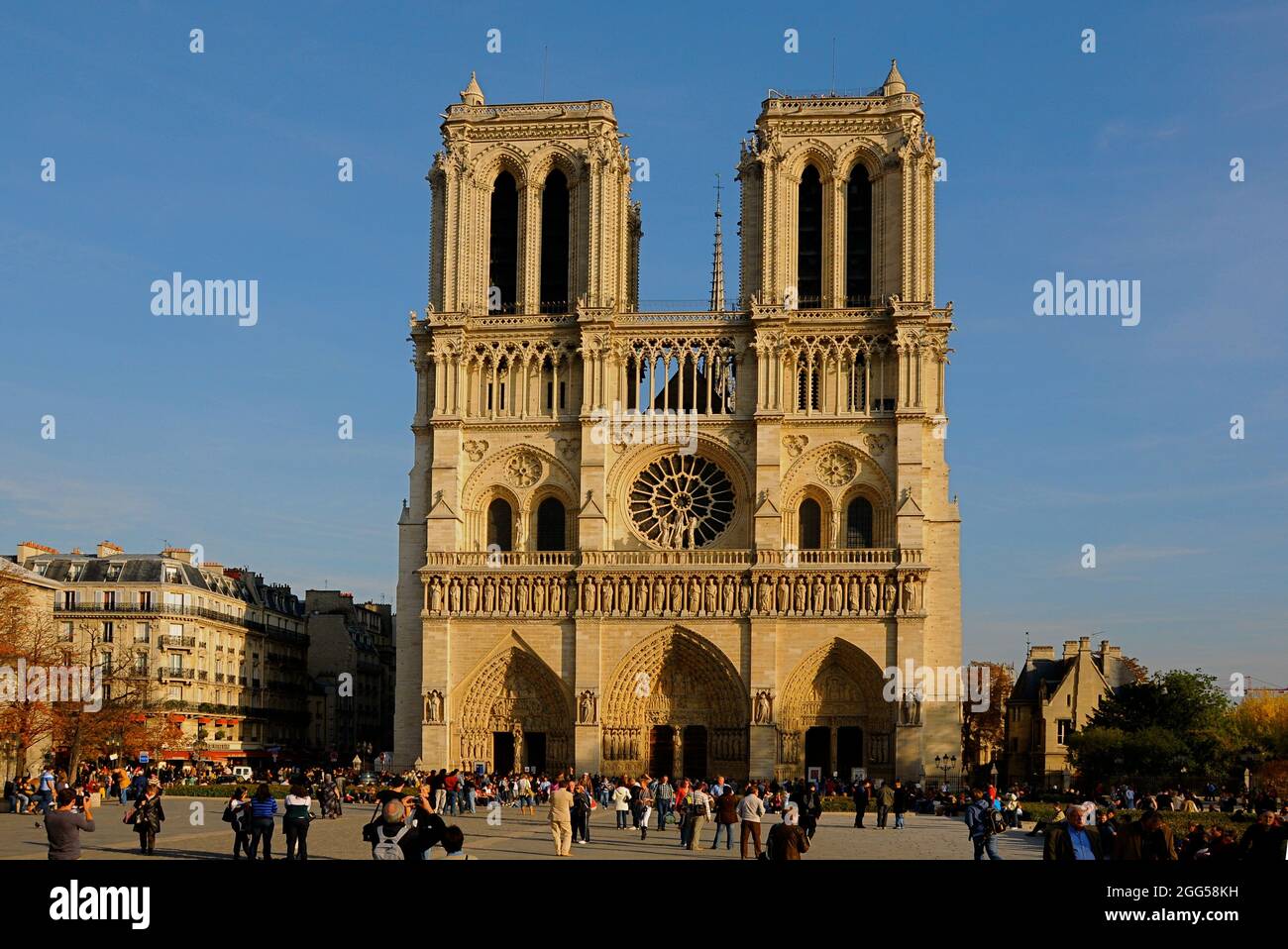 FRANCE. PARIS (75) NOTRE-DAME DE PARIS CATHEDRAL. THE WEST FACADE OF ...