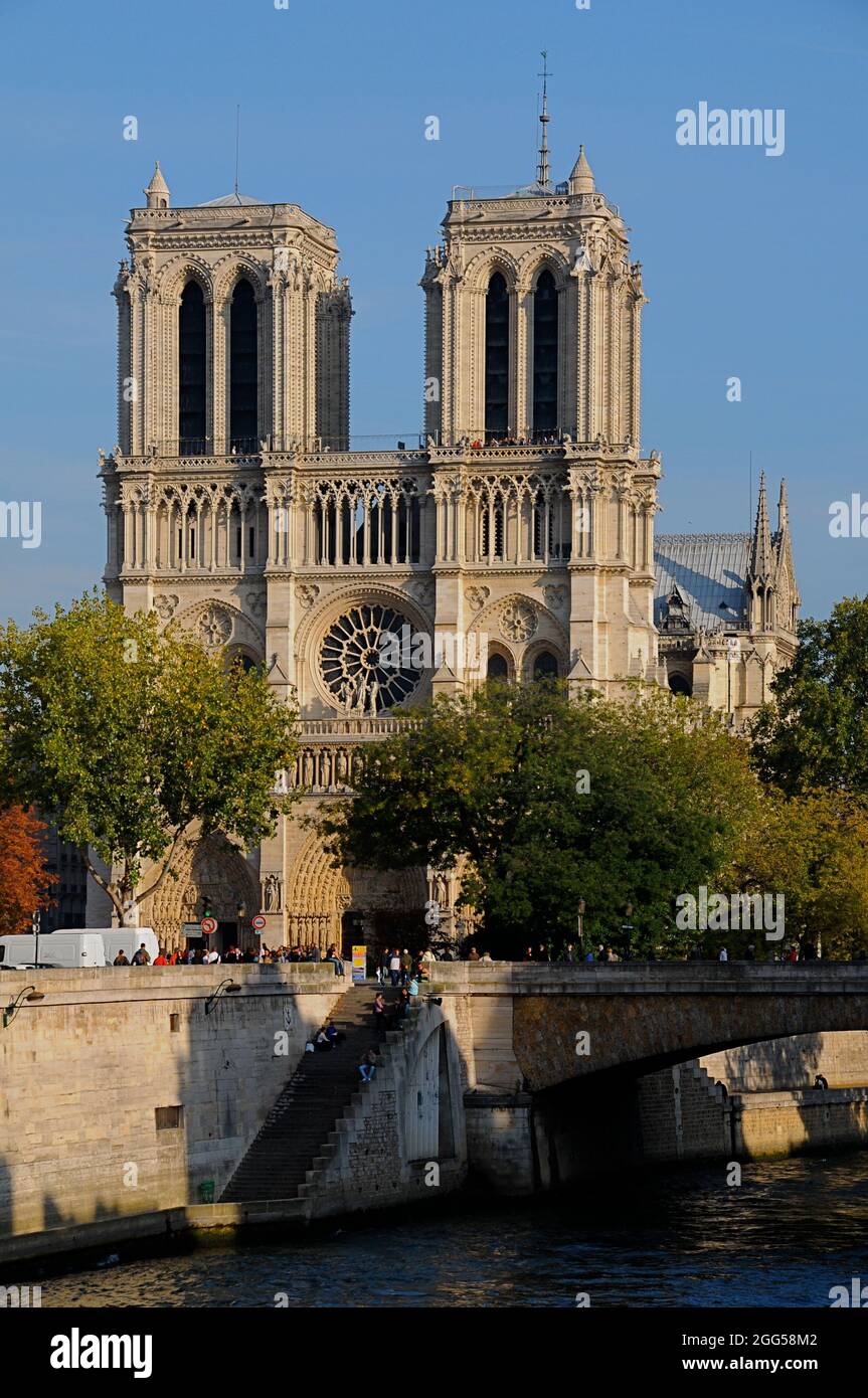 FRANCE. PARIS (75) NOTRE-DAME DE PARIS CATHEDRAL. THE WEST FACADE OF ...