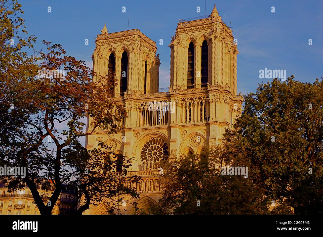 FRANCE. PARIS (75) NOTRE-DAME DE PARIS CATHEDRAL. THE WEST FACADE OF ...