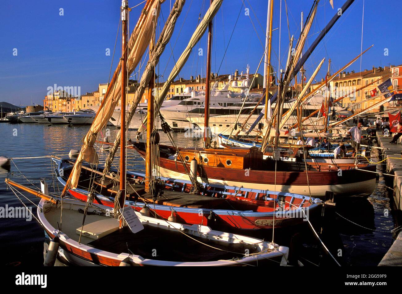 FRANCE. PROVENCE REGION. VAR (83) SAINT TROPEZ. REFLECTION IN THE PORT  DURING THE "VOILES LATINES" (RALLY OF 150 SMALL "POINTU" BOATS FROM ALL  OVER TH Stock Photo - Alamy