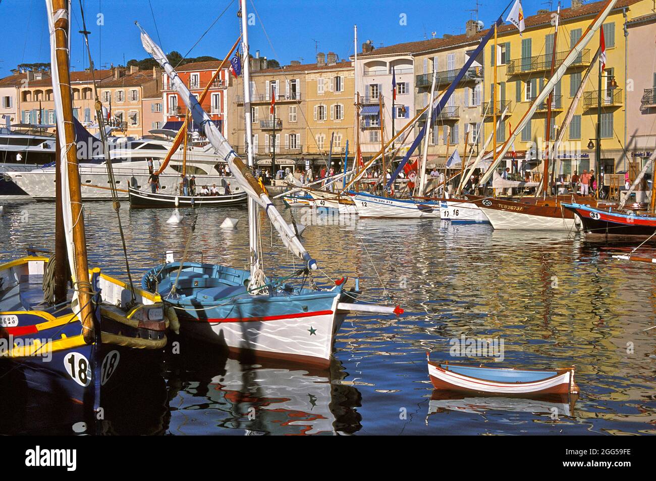 FRANCE. PROVENCE REGION. VAR (83) SAINT TROPEZ. REFLECTION IN THE PORT  DURING THE "VOILES LATINES" (RALLY OF 150 SMALL "POINTU" BOATS FROM ALL  OVER TH Stock Photo - Alamy