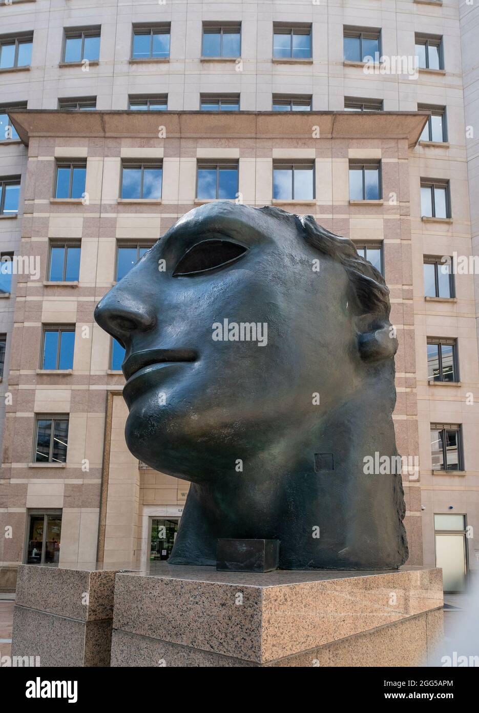 LONDON, UNITED KINGDOM - Aug 10, 2021: A vertical shot of a sculpture of Centurione I by Igor Mitoraj in Columbus Courtyard, Canary Wharf, London, UK Stock Photo