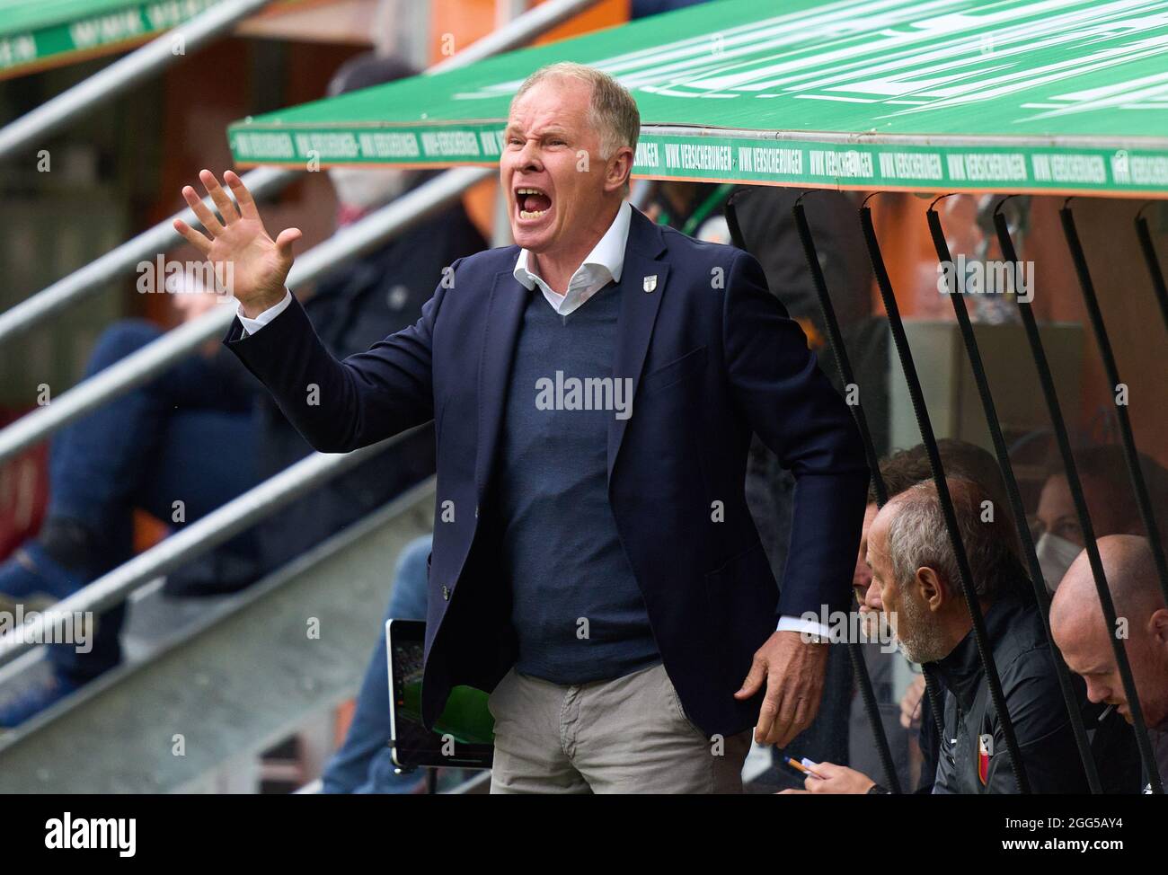 Stefan REUTER, Manager FCA  in the match FC AUGSBURG - BAYER 04 LEVERKUSEN 1-4 1.German Football League on August 28, 2021 in Augsburg, Germany  Season 2021/2022, matchday 3, 1.Bundesliga, 3.Spieltag. © Peter Schatz / Alamy Live News    - DFL REGULATIONS PROHIBIT ANY USE OF PHOTOGRAPHS as IMAGE SEQUENCES and/or QUASI-VIDEO - Stock Photo