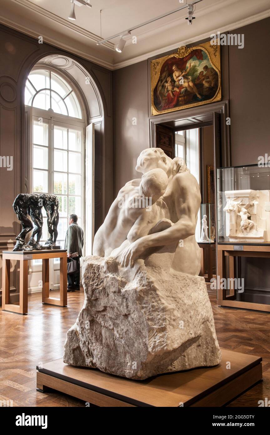 FRANCE. PARIS (7TH DISTRICT). RODIN MUSEUM. HALL 'GATES OF HELL'. AT THE CENTER: 'THE KISS' Stock Photo