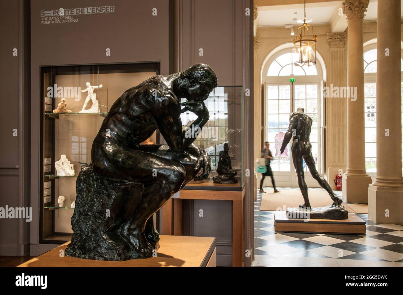 FRANCE. PARIS (7TH DISTRICT). RODIN MUSEUM. AT LEFT: ' THE THINKER ', AUGUSTE RODIN, ( BRONZE STATUE ORIGINAL SIZE). AT RIGHT:BURGHER OF CALAIS, PIERR Stock Photo