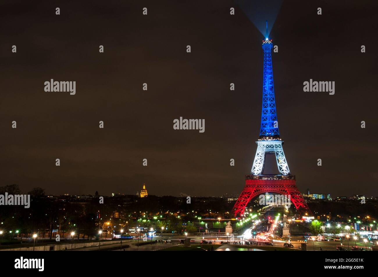 FRANCE. PARIS (7TH DISTRICT). 2015-11-16: THE EIFFEL TOWER IS LIT UP WITH THE COLORS OF THE FRENCH NATIONAL FLAG TO HONOR THE VICTIMS OF TERRORIST ATT Stock Photo