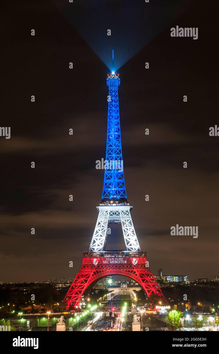 FRANCE. PARIS (7TH DISTRICT). 2015-11-16: THE EIFFEL TOWER IS LIT UP WITH  THE COLORS OF THE FRENCH NATIONAL FLAG TO HONOR THE VICTIMS OF TERRORIST  ATT Stock Photo - Alamy