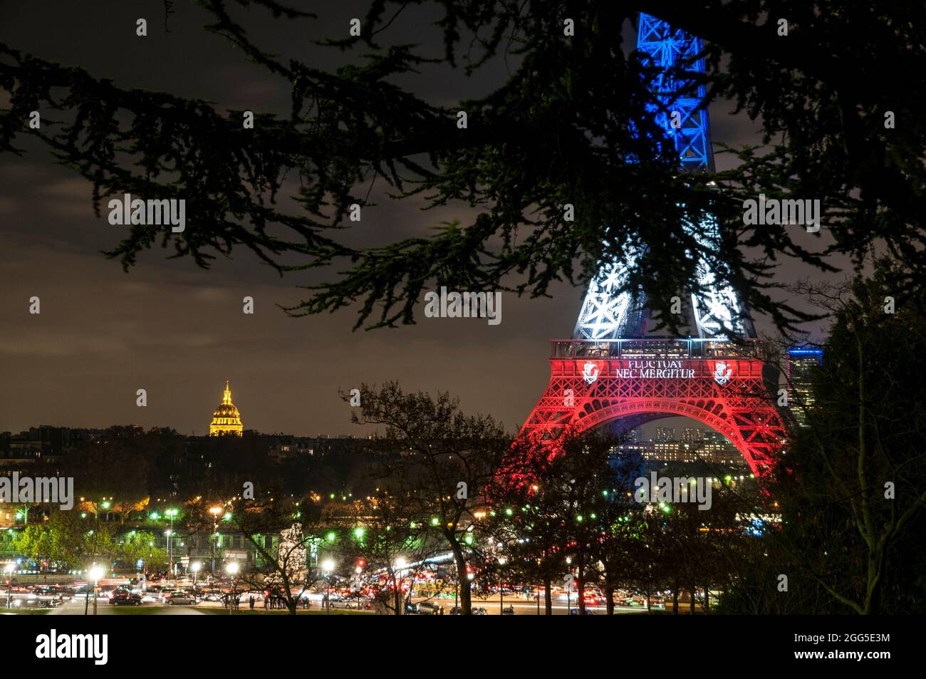 FRANCE. PARIS (7TH DISTRICT). 2015-11-16: THE EIFFEL TOWER IS LIT UP WITH THE COLORS OF THE FRENCH NATIONAL FLAG TO HONOR THE VICTIMS OF TERRORIST ATT Stock Photo