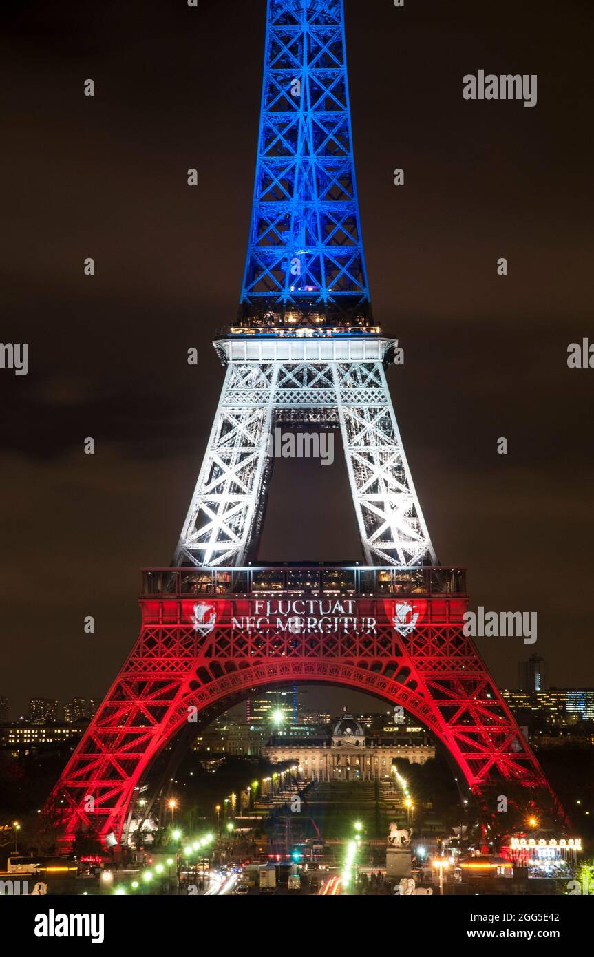 FRANCE. PARIS (7TH DISTRICT). 2015-11-16: THE EIFFEL TOWER IS LIT UP WITH  THE COLORS OF THE FRENCH NATIONAL FLAG TO HONOR THE VICTIMS OF TERRORIST  ATT Stock Photo - Alamy