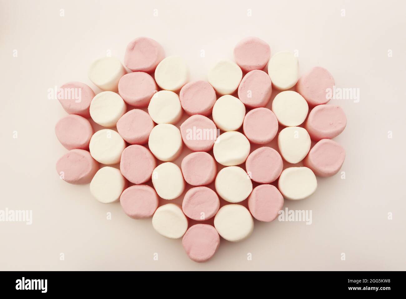 White and pink heart-shaped marshmallows on a saucer on a pink background.  Top view 13731083 Stock Photo at Vecteezy