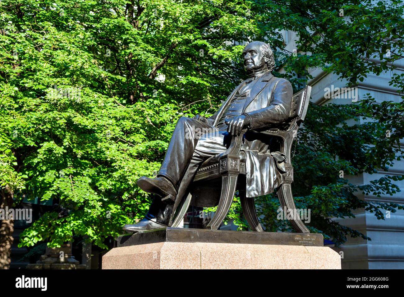 Statue of American philanthropist George Peabody by William Wetmore Story outside the Royal Exchange, Bank, London, UK Stock Photo