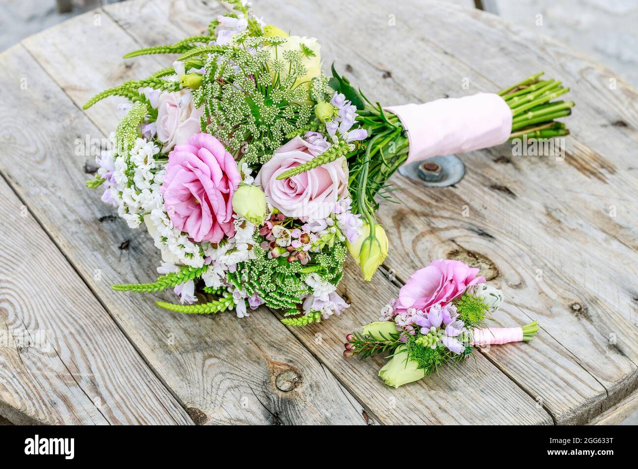 Wedding bouquet with roses, chrysanthemum and Anthriscus sylvestris. Party decor Stock Photo