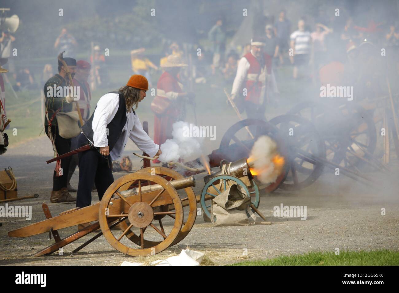 Herstmonceux,UK. 29th Aug 2021.  England's medieval festival continues today with more authentic battle reenactments between the Houses of York and Lancaster. The festival runs over the bank holiday weekend & attracts thousands of visitors interested in everything medieval. Credit: Ed Brown/Alamy Live News Stock Photo