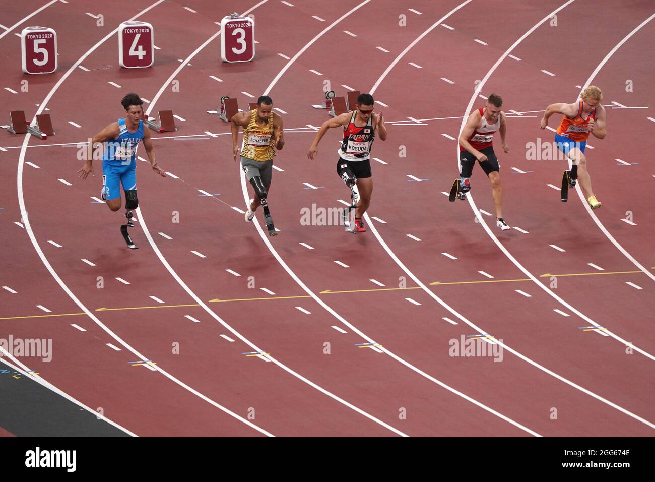 Tokio, Japan. 29th Aug, 2021. Paralympics: Athletics, men's 100m, 1st round, 2nd group, at Olympic Stadium. Alessandro Assola from Italy (l-r), Leon Schäfer from Germany, Junta Kosuda from Japan, Daniel Wagner from Denmark and Joel de Job from the Netherlands start into the preliminary round. Credit: Marcus Brandt/dpa/Alamy Live News Stock Photo