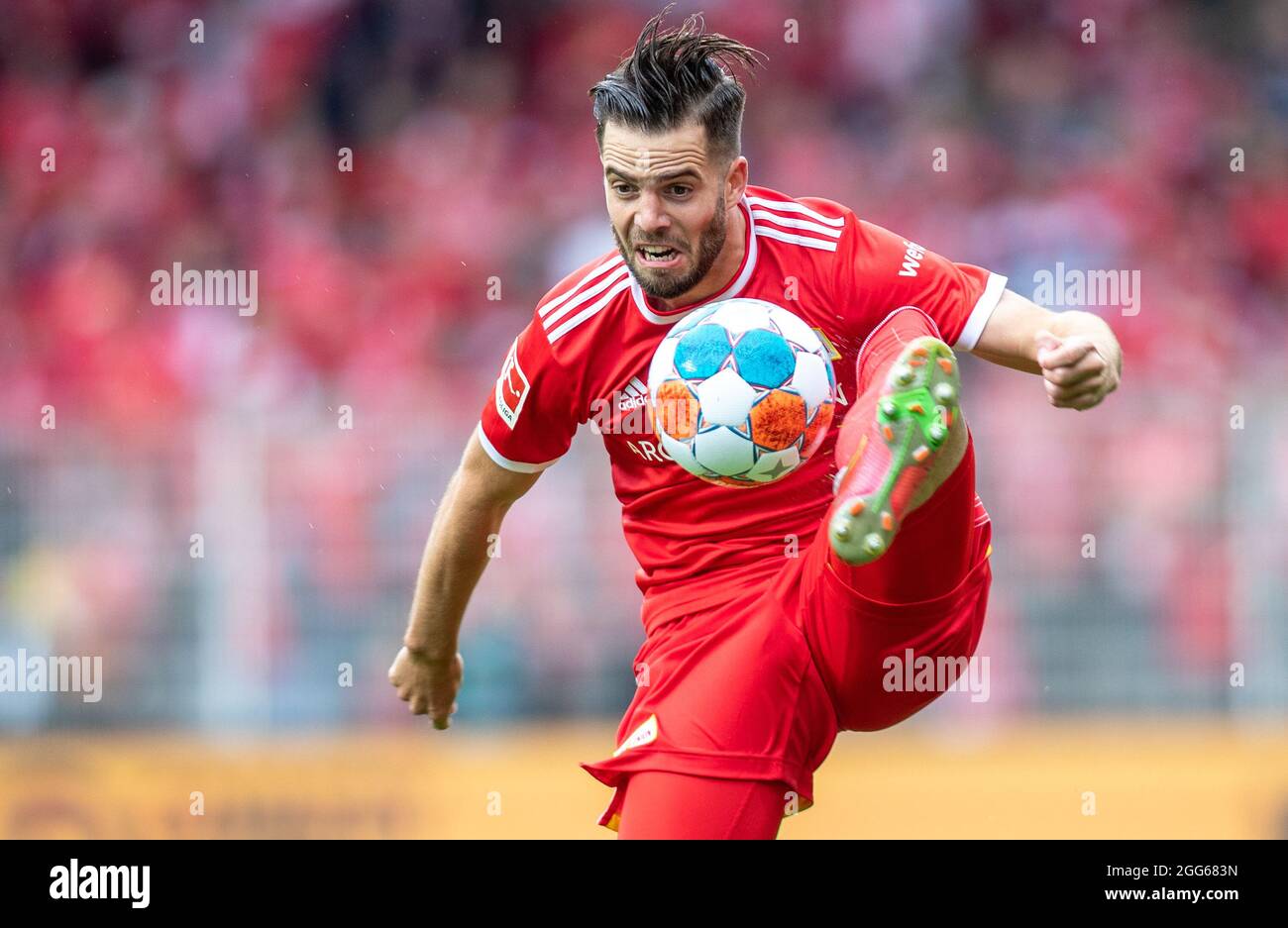 Berlin, Germany. 29th Aug, 2021. Football: Bundesliga, 1. FC Union Berlin - Borussia Mönchengladbach, Matchday 3, An der Alten Försterei. Union's Niko Gießelmann jumps for the ball. Credit: Andreas Gora/dpa - IMPORTANT NOTE: In accordance with the regulations of the DFL Deutsche Fußball Liga and/or the DFB Deutscher Fußball-Bund, it is prohibited to use or have used photographs taken in the stadium and/or of the match in the form of sequence pictures and/or video-like photo series./dpa/Alamy Live News Stock Photo