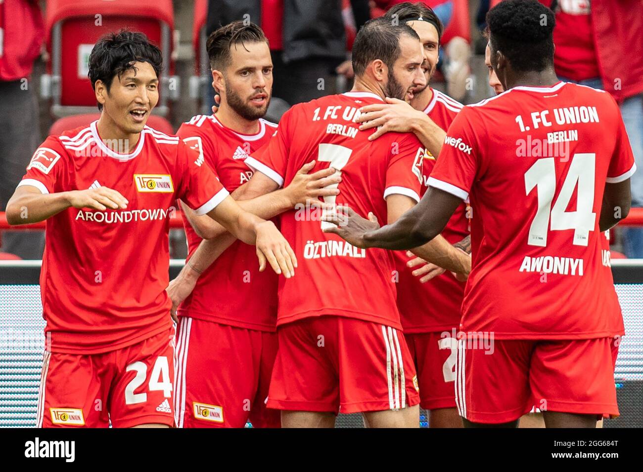 29 August 2021, Berlin: Football: Bundesliga, 1. FC Union Berlin - Borussia Mönchengladbach, Matchday 3, An der Alten Försterei. Union's Niko Gießelmann (2nd from left) celebrates with teammates Genki Haraguchi (l), Levin Öztunali (3rd from left), Christopher Trimmel and Taiwo Awoniyi (r) after scoring the 1:0 goal. Photo: Andreas Gora/dpa - IMPORTANT NOTE: In accordance with the regulations of the DFL Deutsche Fußball Liga and/or the DFB Deutscher Fußball-Bund, it is prohibited to use or have used photographs taken in the stadium and/or of the match in the form of sequence pictures and/or vid Stock Photo