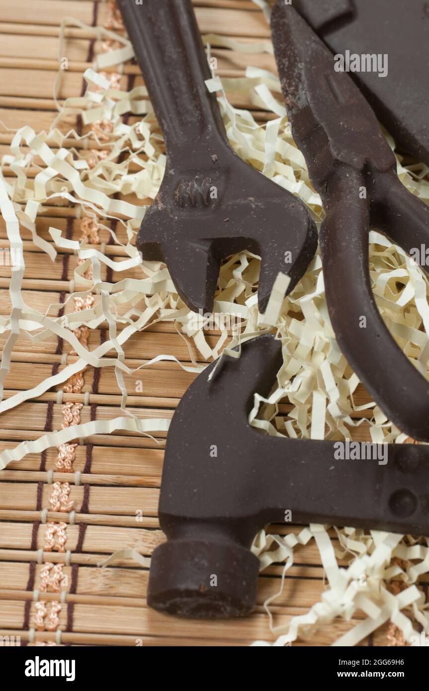 https://c8.alamy.com/comp/2GG69H6/chocolate-tools-collection-on-a-bamboo-background-close-up-2GG69H6.jpg