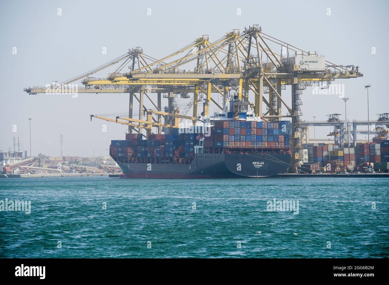 Senegal, Dakar, Hafen, DP World Dakar - Terminal à Conteneur, Container Terminal, Containerschiff Nikolas in Panama registriert, DP World ist einer der weltweit größten Hafenbetreiber. Haupteigentümer ist Dubai World, die staatliche Investmentgruppe der Vereinigten Arabischen Emirate. Stock Photo