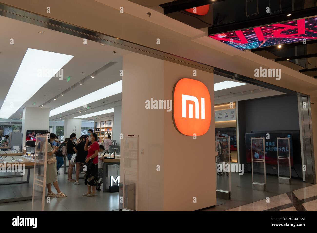 SHANGHAI, CHINA - AUGUST 28, 2021 - Customers experience Xiaomi products at  the mi Home flagship store in Shanghai, East China, Aug. 28, 2021. (Photo  by Wang Gang / Costfoto/Sipa USA Stock Photo - Alamy