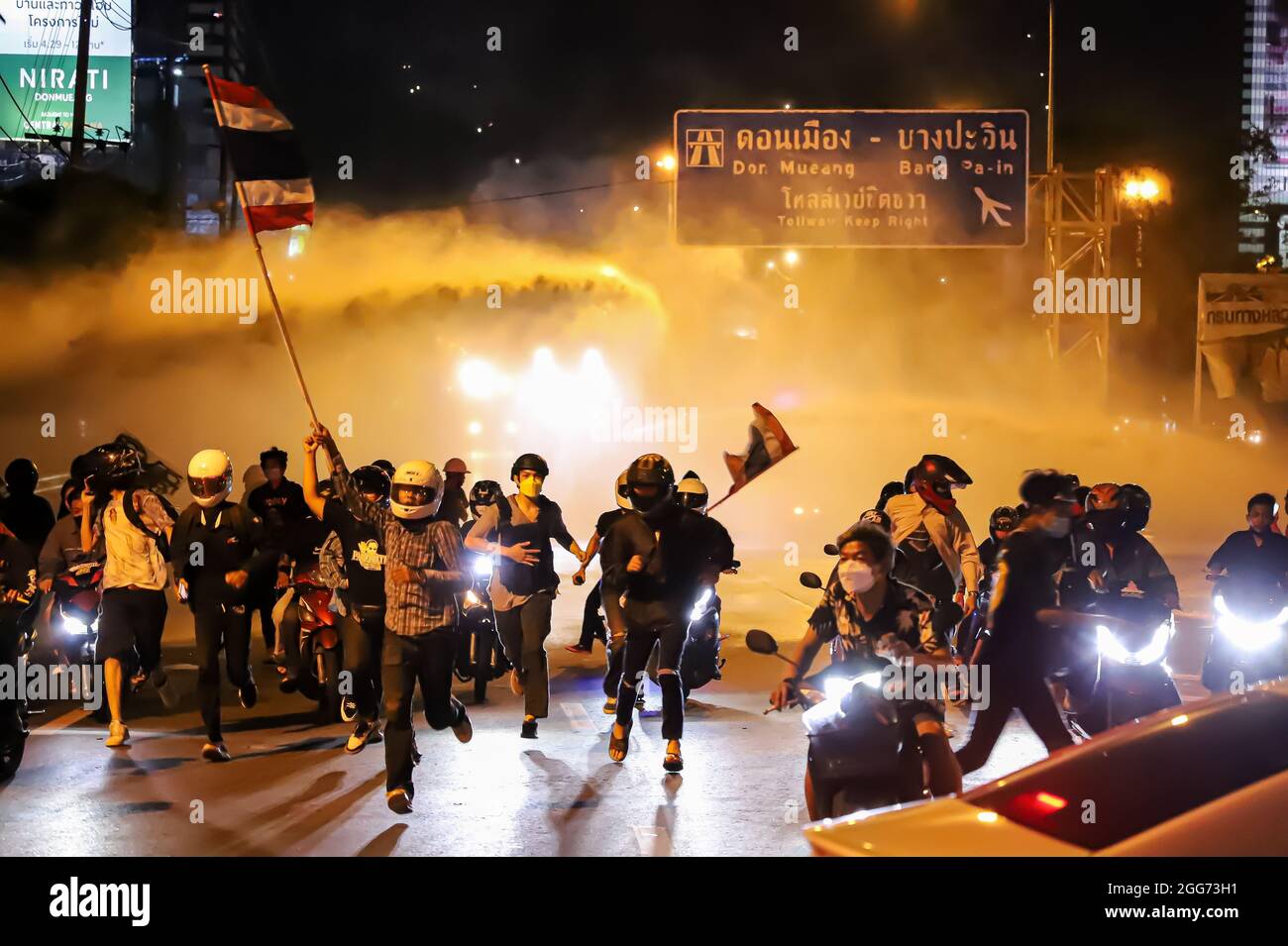 Bangkok, THAILAND - August 22, 2021: Anti-government protesters clashed  Riot police at Vibhavadi Rangsit Road near Din Daeng Junction Stock Photo -  Alamy