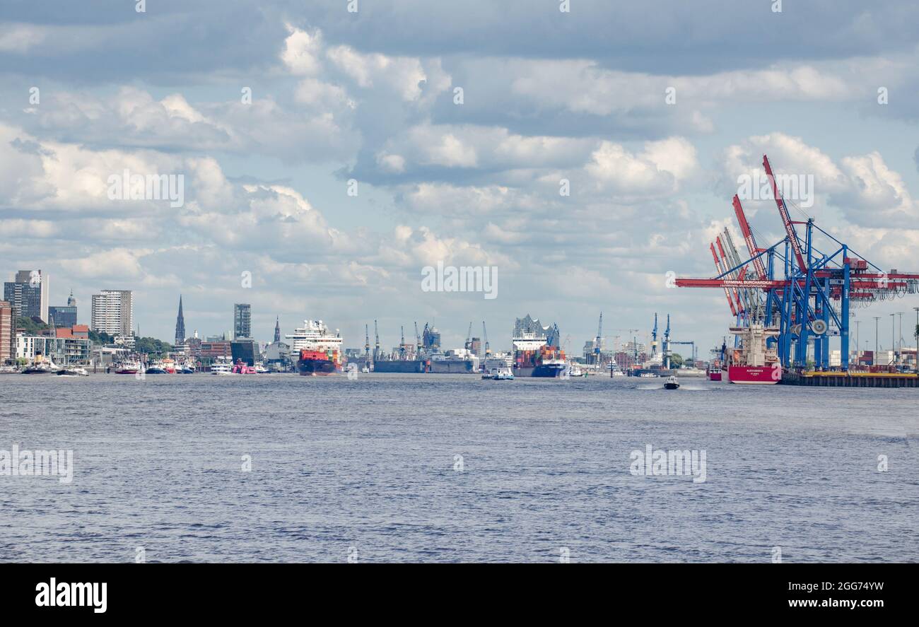 Hamburg- Der Hamburger Hafen ist ein offener Tidehafen an der Unterelbe in der Freien und Hansestadt Hamburg. Stock Photo