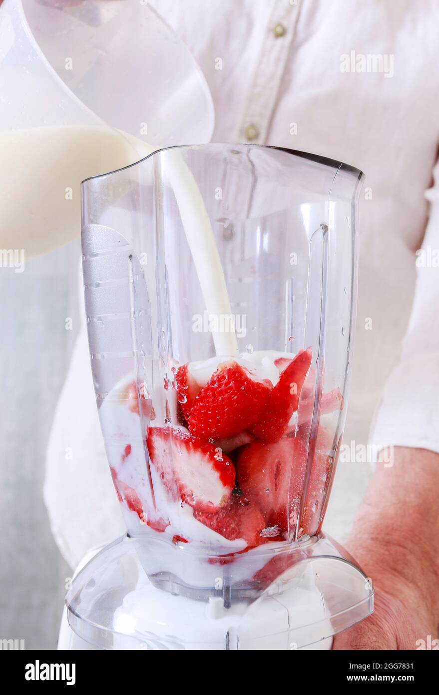 How to make fruit smoothie using blender. Step by step, tutorial