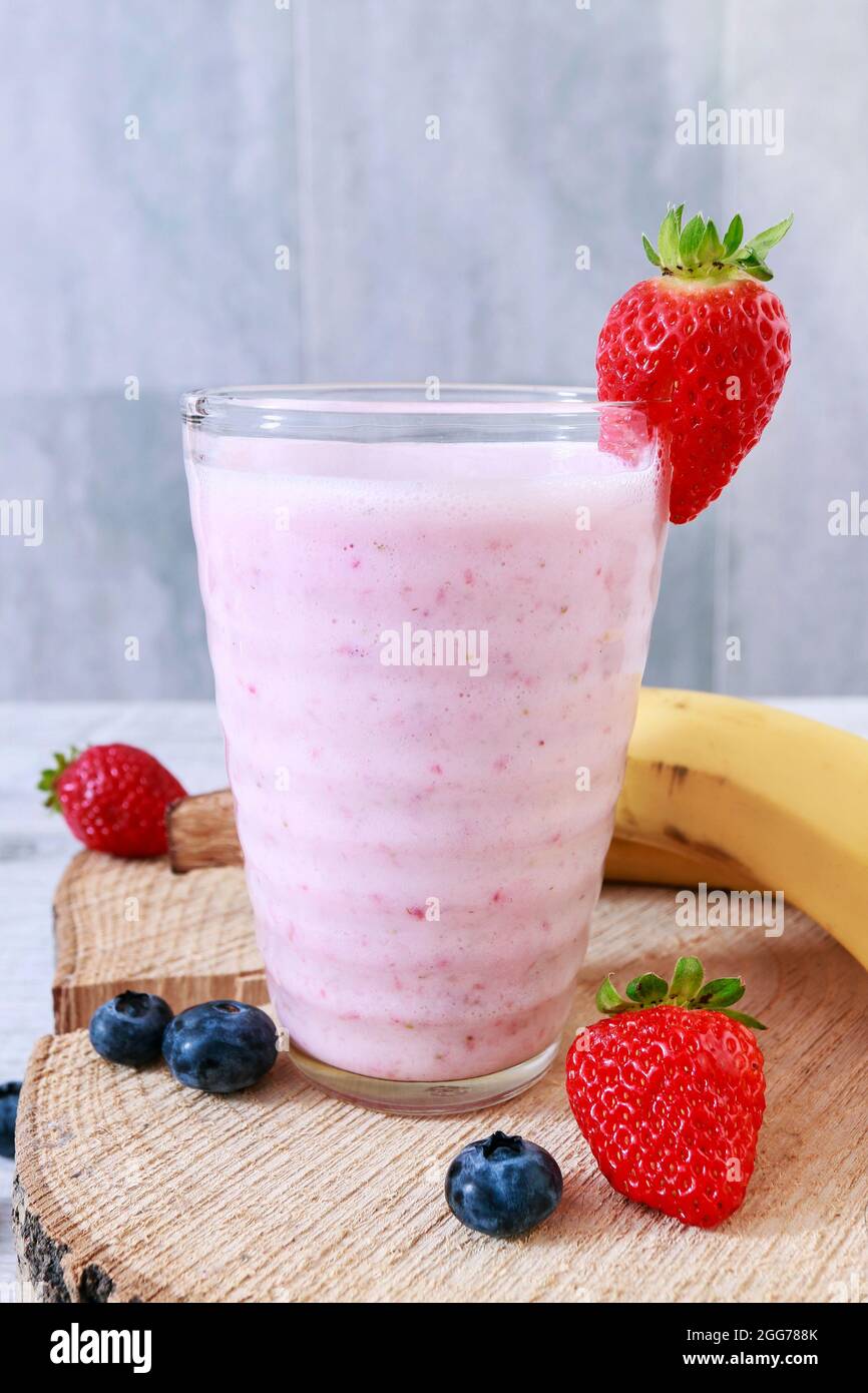 How to make fruit smoothie using blender. Step by step, tutorial