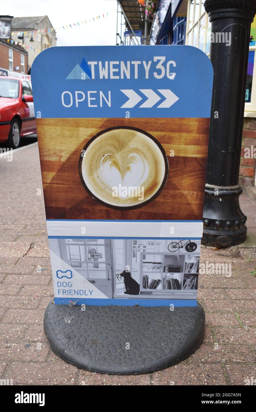 Dog-Friendly coffee shop in Stony Stratford High Street. Stock Photo