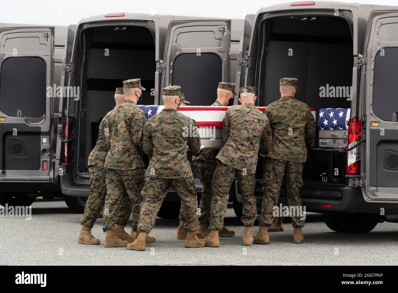 Dover Air Force Base, Delaware, USA. 29th August, 2021. A U.S. Marine Corps carry team transfers the remains of Marine Corps Staff Sgt. Darin T. Hoover of Salt Lake, Utah, August 29, 2021 at Dover Air Force Base, Delaware. Hoover was assigned to 2nd Battalion, 1st Marine Regiment, 1st Marine Division, I Marine Expeditionary Force, Camp Pendleton, California. (U.S. Air Force photo by Jason Minto) Credit: Jeremy Hogan/Alamy Live News Credit: Jeremy Hogan/Alamy Live News Stock Photo