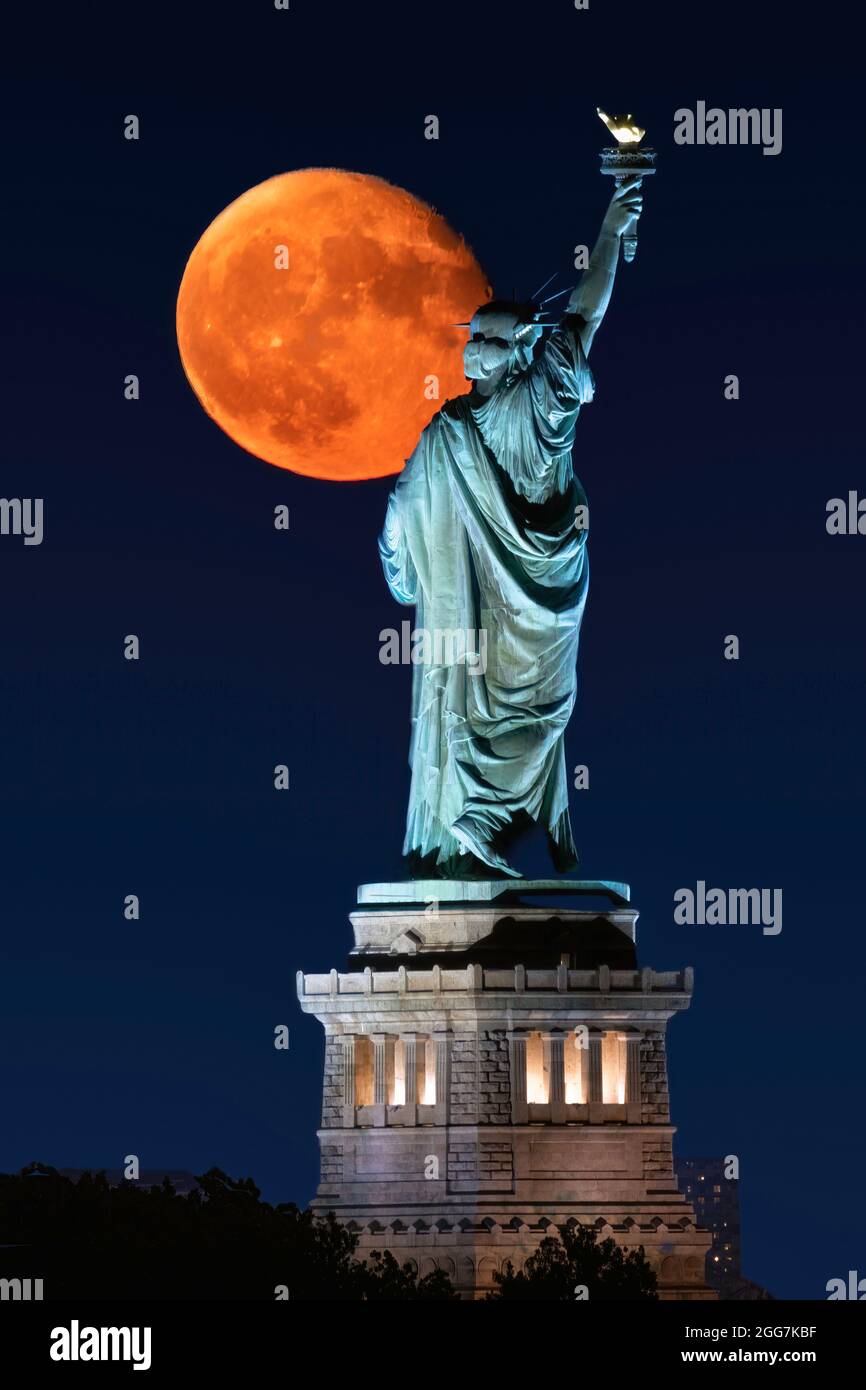 Lower manhattan and statue of liberty hires stock photography and images Alamy