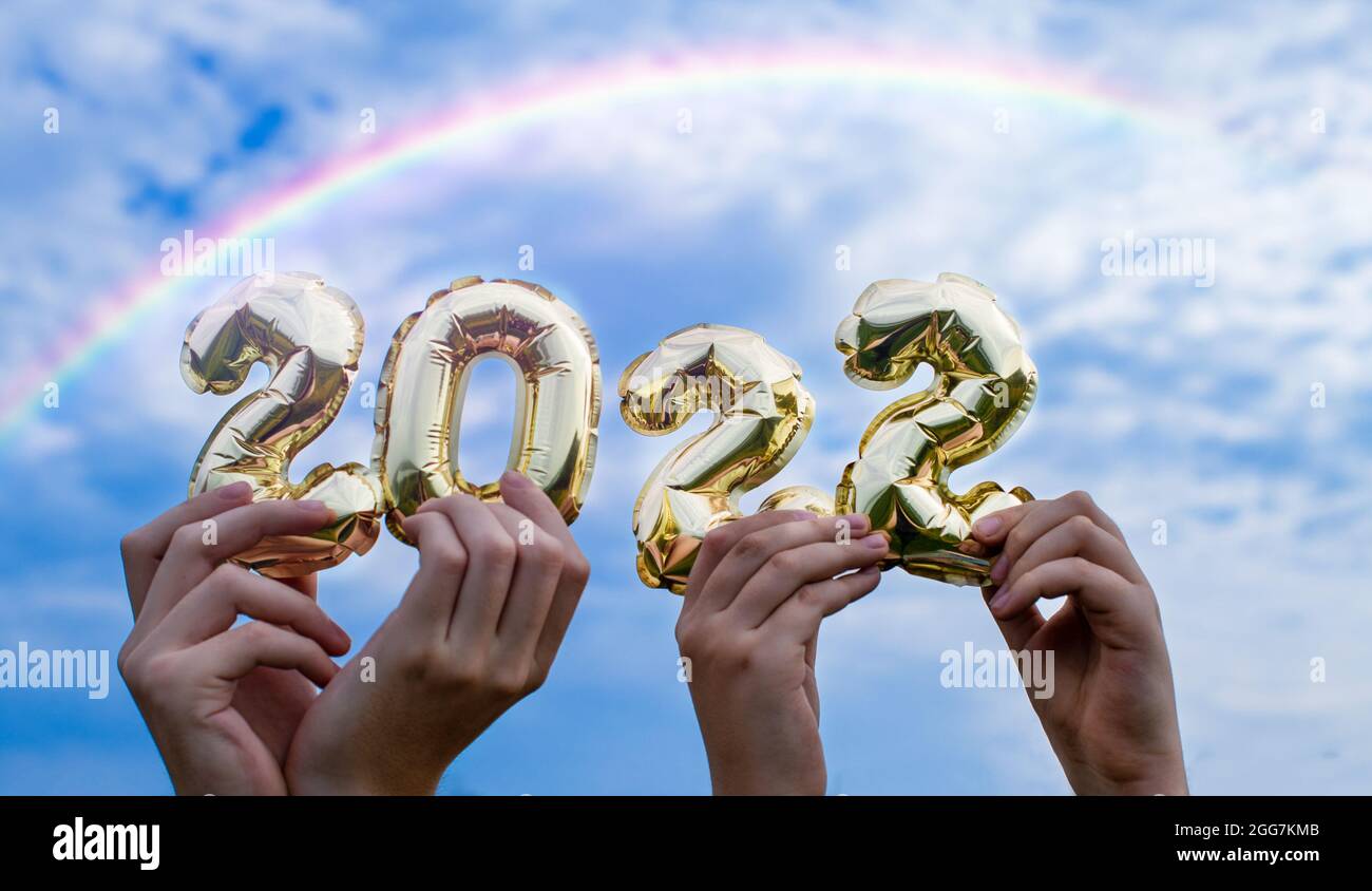 Christmas In The Sky 2022 Golden Christmas Balloons With The Numbers 2022 Are Held By People With  Their Hands Raised Against The Sky. Happy New Year Concept Stock Photo -  Alamy