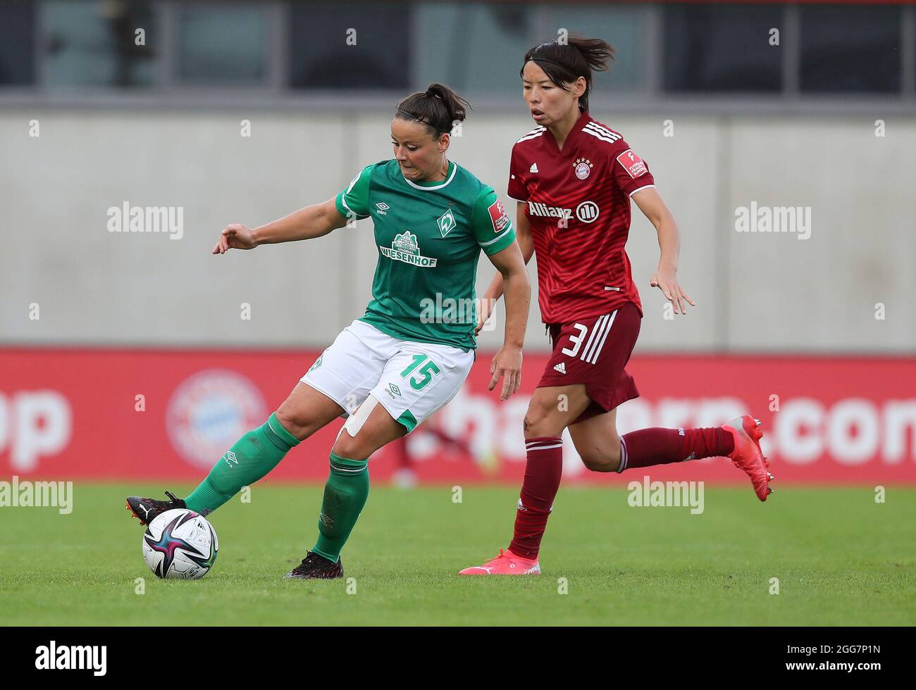 firo: 29.08.2021, football, women Bundesliga, season 2021/2022, 1st matchday, women Flyeralarm Bundesliga, FC Bayern Mvºnchen - Werder Bremen, Jasmin Sehan, Werder Bermen women, Werder, Bremen, Saki Kumagai, FC Bayern women, Mvºnchen, Bavaria, whole figure, duels, Stock Photo