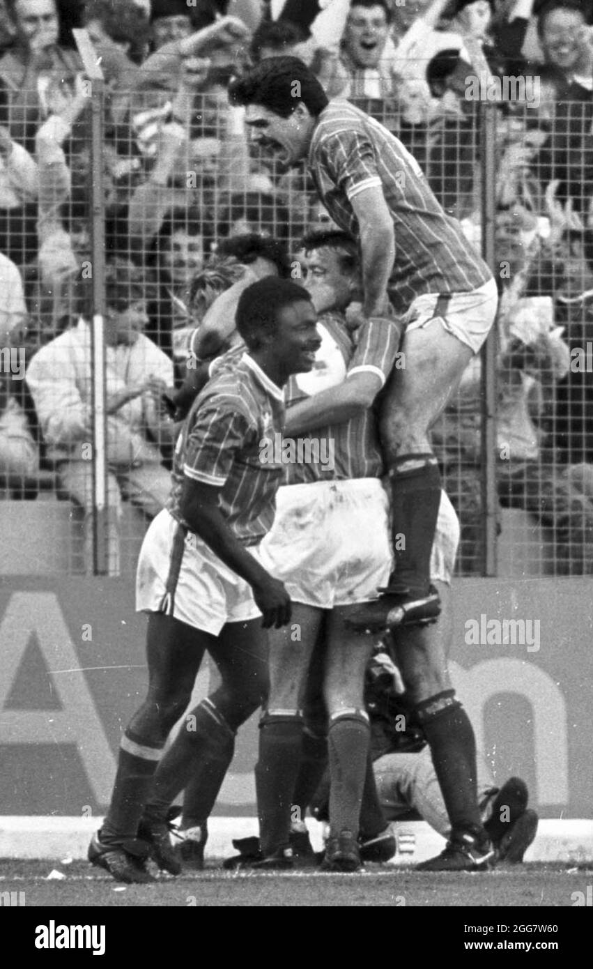 PORTSMOUTH V SOUTHAMPTON VINCE HILAIRE AND MICK QUINN CONGRATULATE CLIVE WHITEHEAD AFTER SCORING AGAINST SOTHAMPTON.  PIC MIKE WALKER,1987 Stock Photo