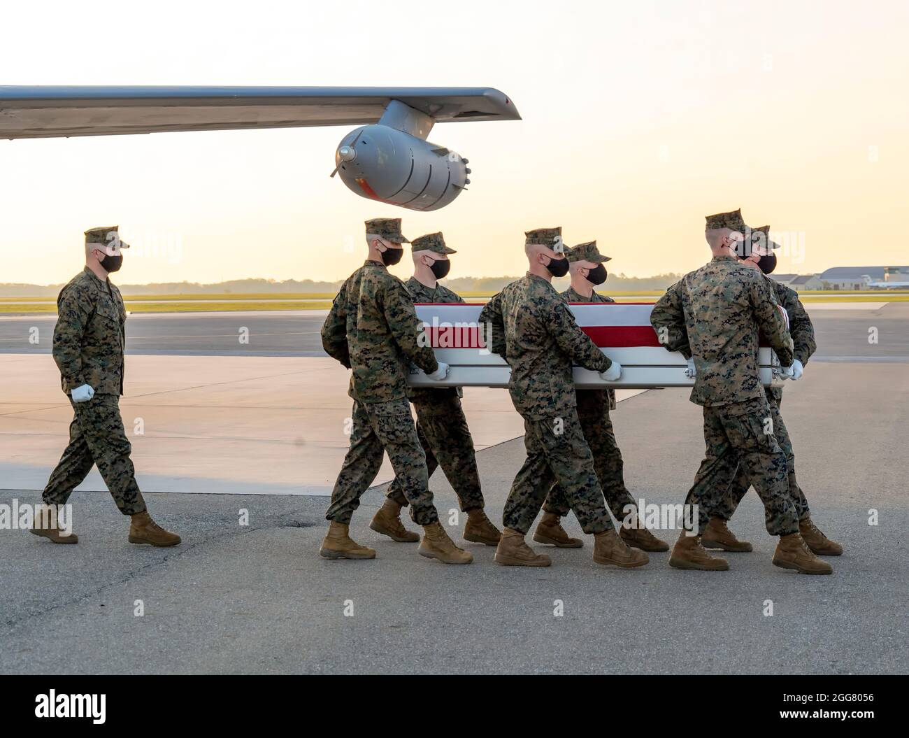 A U.S. Marine Corps carry team transfers the remains of Marine Sgt. Amanda N. Brazeal of Chunchula, Alabama, April 24, 2021 at Dover Air Force Base, Delaware. Brazeal was assigned to Marine Corps Embassy Security Group Region 2, Marine Corps Embassy Security Group Headquarters, Quantico, Virginia. (U.S. Air Force photo by Jason Minto) Stock Photo