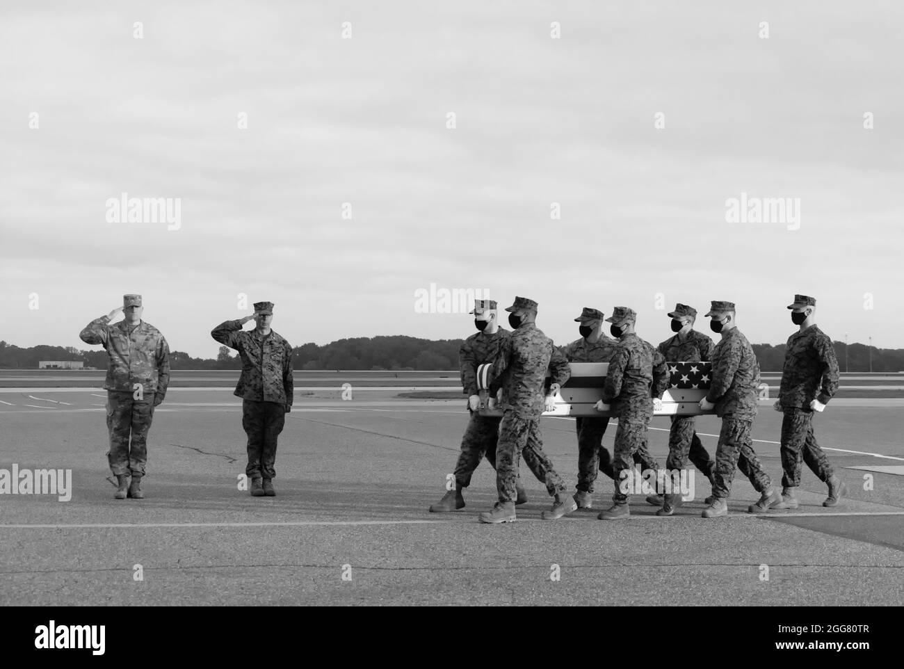 A U.S. Marine Corps carry team transfers the remains of Marine Cpl. Brandon J. Alvarez of Newbury Park, California, June 10, 2021 at Dover Air Force Base, Delaware. Alvarez was assigned to FAST Co., Central Marine Corps Security Force Regiment, Bahrain. (U.S. Air Force photo by Jason Minto) Stock Photo