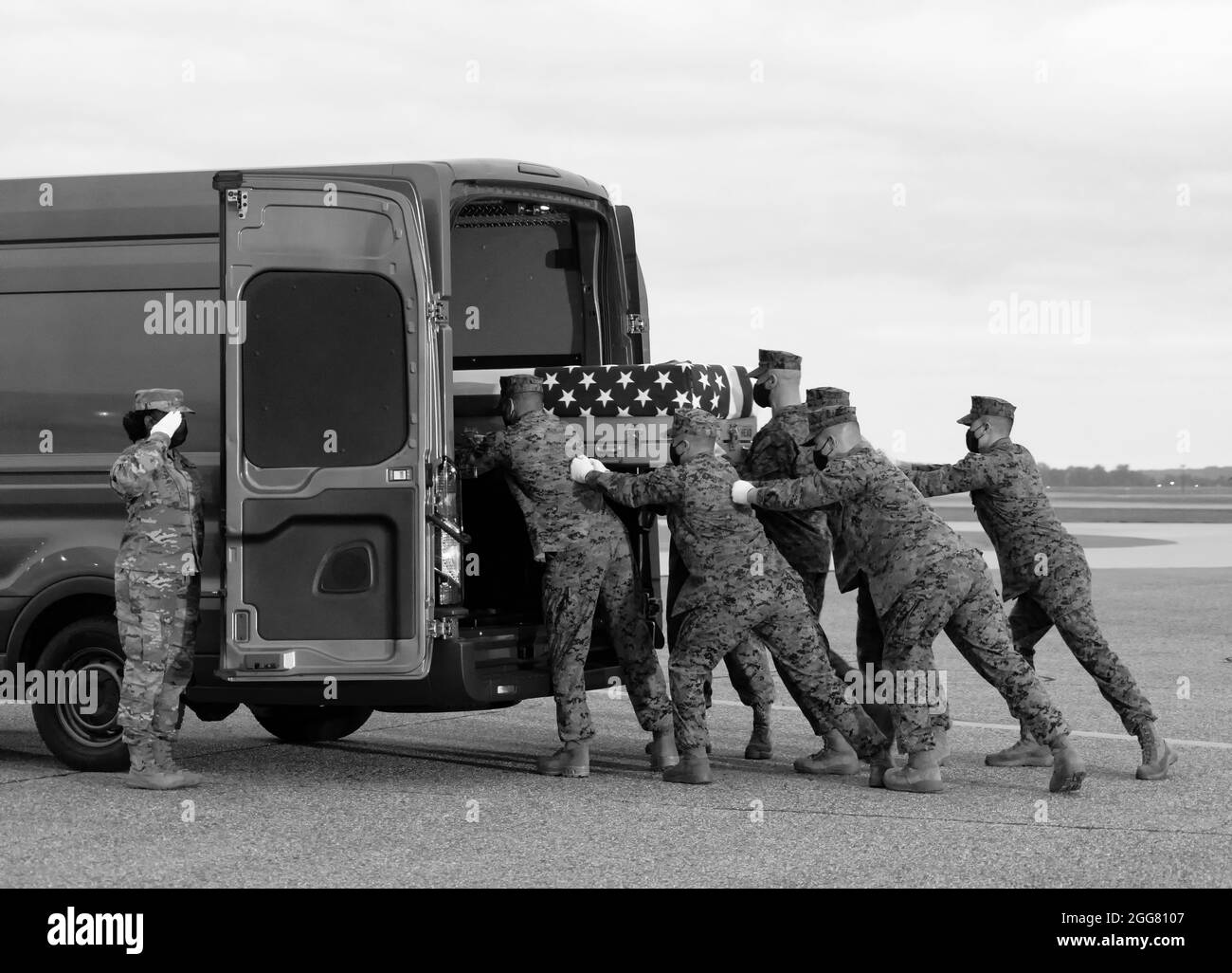 A U.S. Marine Corps carry team transfers the remains of Marine Cpl. Brandon J. Alvarez of Newbury Park, California, June 10, 2021 at Dover Air Force Base, Delaware. Alvarez was assigned to FAST Co., Central Marine Corps Security Force Regiment, Bahrain. (U.S. Air Force photo by Jason Minto) Stock Photo