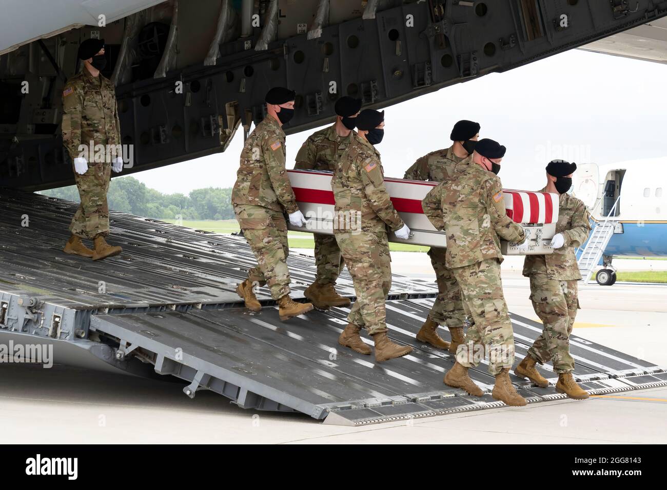 A U.S. Army carry team transfers the remains of Army Staff Sgt. Ryan C. Knauss of Corryton, Tennessee, Aug. 29, 2021 at Dover Air Force Base, Delaware. Knauss was assigned to the 9th Psychological Operations Battalion, 8th Psychological Operations Group, Ft. Bragg, North Carolina. (U.S. Air Force photo by Jason Minto) Stock Photo