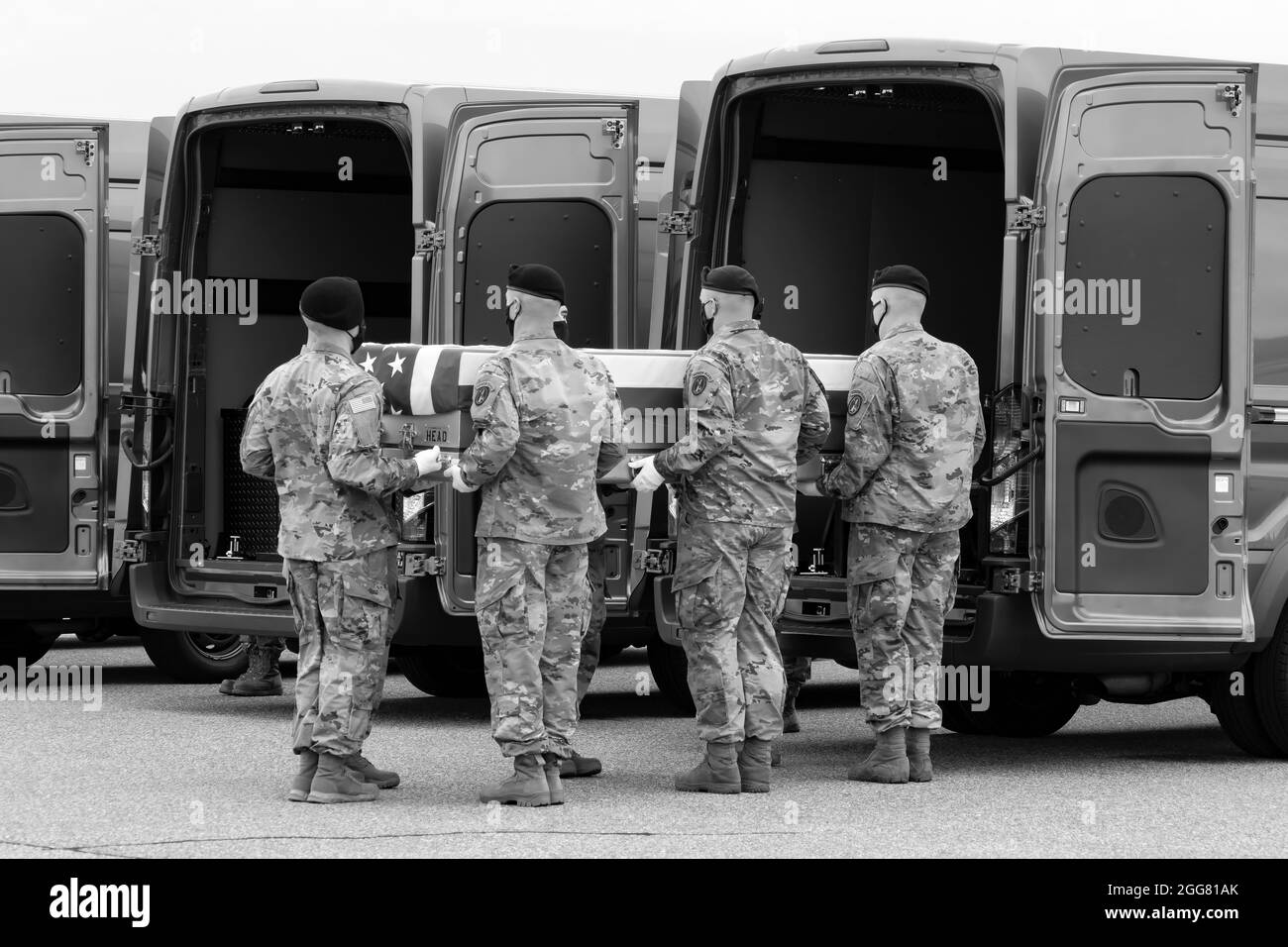 A U.S. Army carry team transfers the remains of Army Staff Sgt. Ryan C. Knauss of Corryton, Tennessee, Aug. 29, 2021 at Dover Air Force Base, Delaware. Knauss was assigned to the 9th PSYOP Battalion, 8th PSYOP Group, Ft. Bragg, North Carolina. (U.S. Air Force photo by Jason Minto) Stock Photo