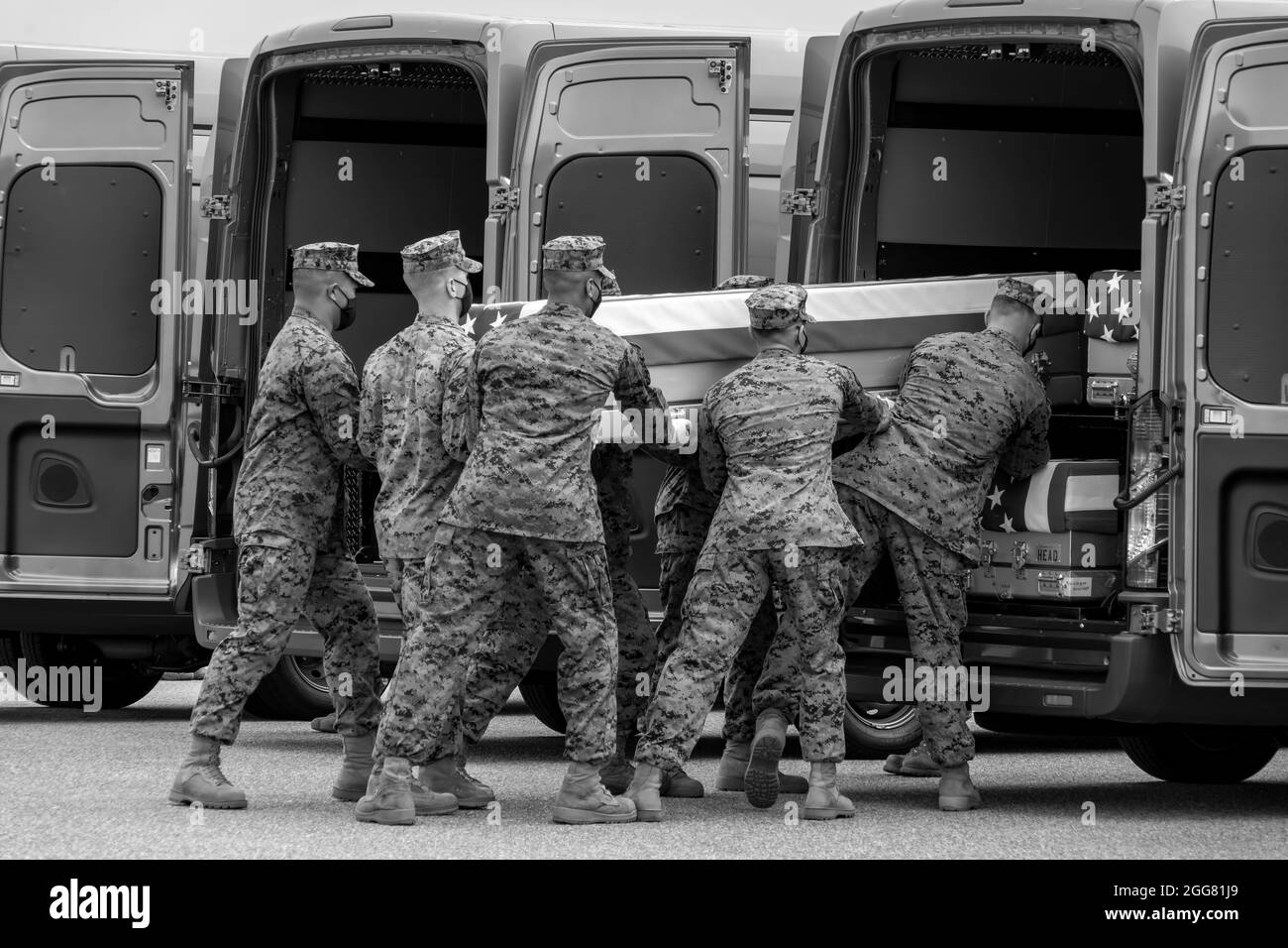 A U.S. Marine Corps carry team transfers the remains of Marine Corps Cpl. Humberto A. Sanchez of Logansport, Indiana, Aug. 29, 2021 at Dover Air Force Base, Delaware. Sanchez was assigned to 2nd Battalion, 1st Marine Regiment, 1st Marine Division, I Marine Expeditionary Force, Camp Pendleton, California. (U.S. Air Force photo by Jason Minto) Stock Photo