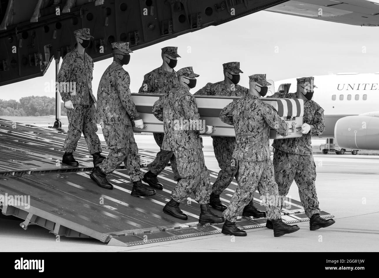 A U.S. Navy carry team transfers the remains of Navy Hospitalman Maxton W. Soviak of Berlin Heights, Ohio, Aug. 29, 2021 at Dover Air Force Base, Delaware. Soviak was assigned to 1st Marine Regiment, 1st Marine Division, Camp Pendleton, California. . (U.S. Air Force photo by Jason Minto) Stock Photo