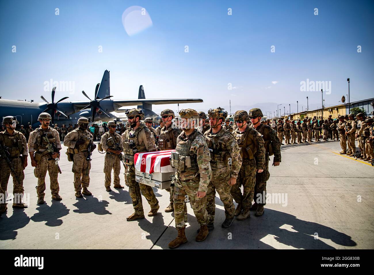 210827-M-TT571-1237 HAMID KARZAI INTERNATIONAL AIRPORT, Afghanistan (August 27, 2021) U.S. service members assigned to Joint Task Force-Crisis Response are pallbearers for the service members killed in action during operations at Hamid Karzai International Airport, Aug. 27. U.S. service members are assisting the Department of State with a Non-Combatant Evacuation operation (NEO) in Afghanistan. (U.S. Marine Corps photo by 1stLt. Mark Andries) Stock Photo