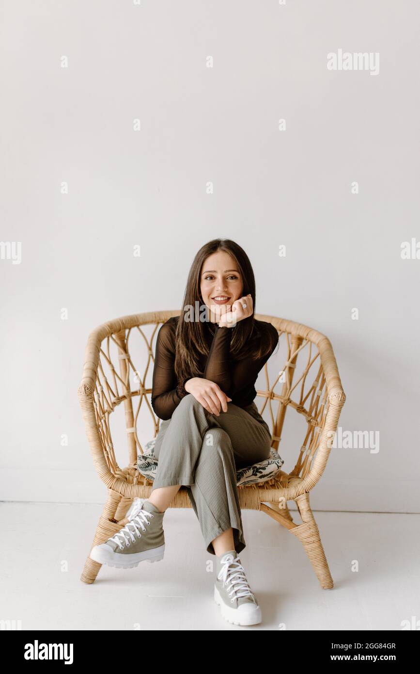 Young woman sitting on wicker chair hi-res stock photography and images ...