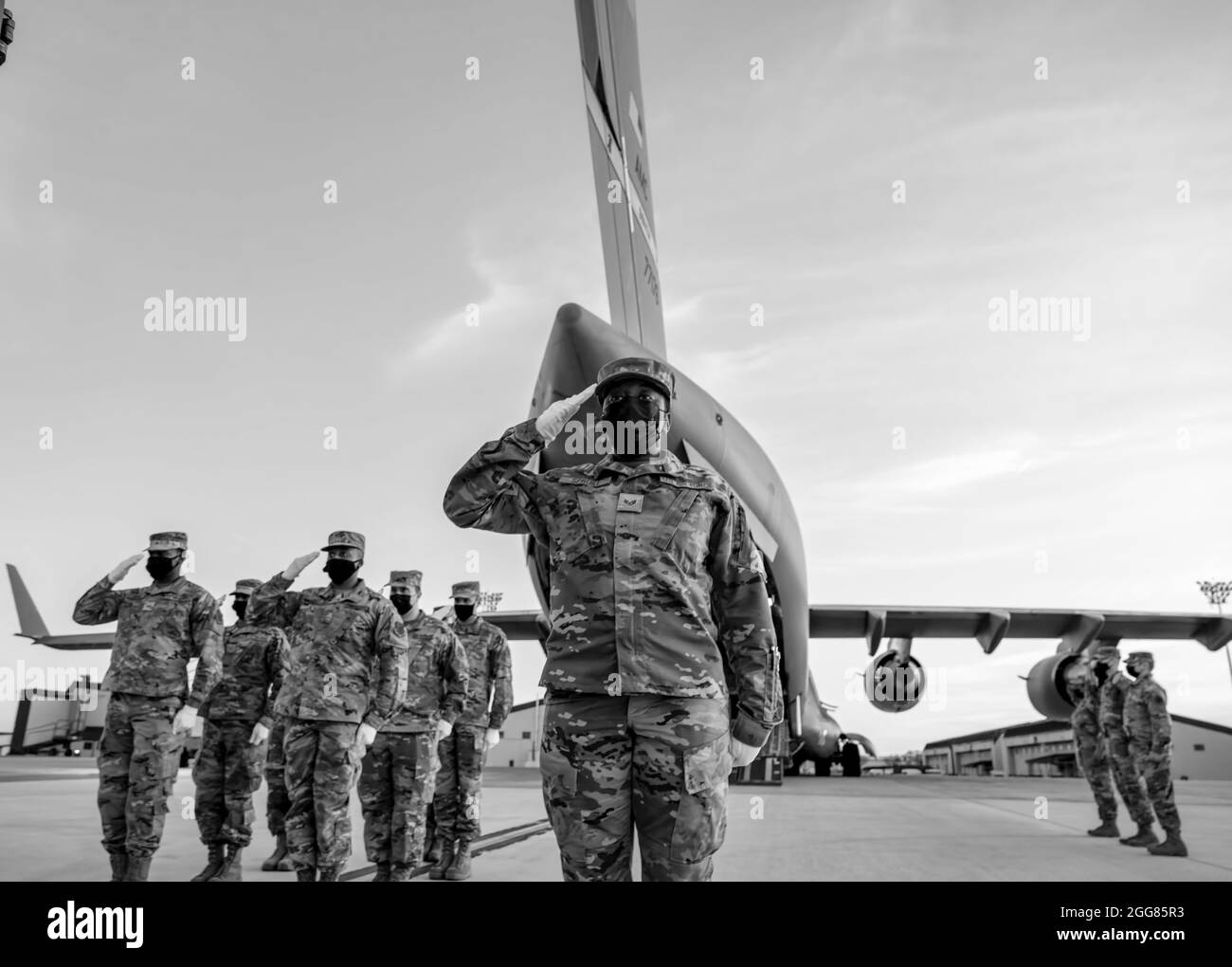 https://c8.alamy.com/comp/2GG85R3/air-force-mortuary-affairs-operations-staff-salute-a-training-transfer-case-during-nighttime-dignified-transfer-training-at-dover-air-force-base-delaware-march-30-2021-training-events-help-carry-teams-prepare-to-honor-fallen-service-members-when-they-return-to-the-us-at-dover-afb-us-air-force-photo-by-airman-1st-class-faith-schaefer-2GG85R3.jpg