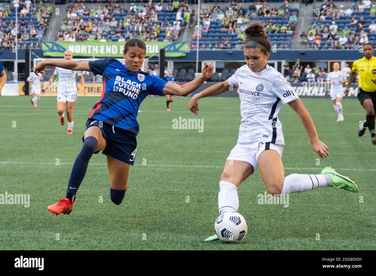Alana Cook (4 OL Reign) against Sophia Smith (9 Portland Thorns) during ...