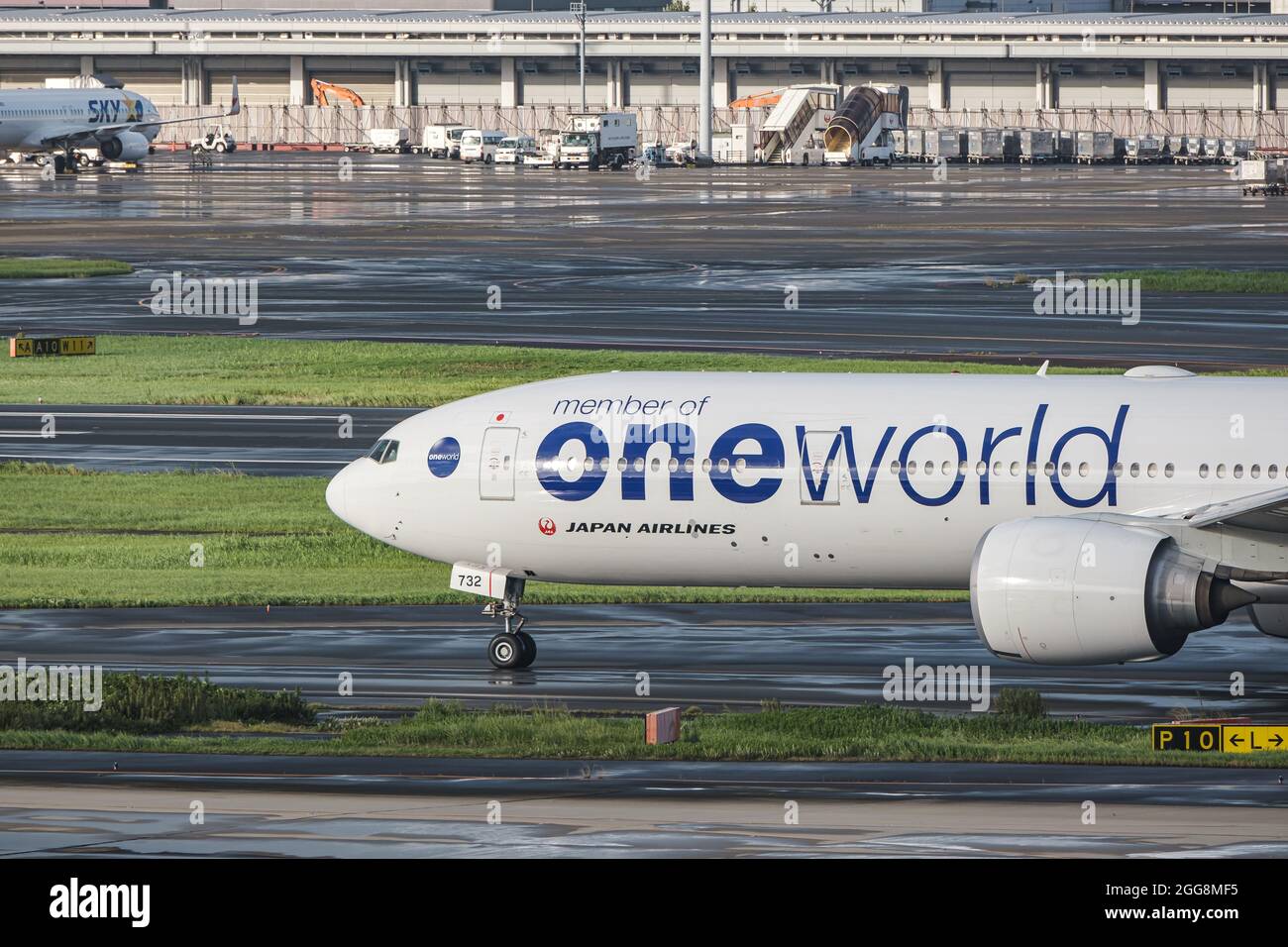Haneda airport runway hi-res stock photography and images - Alamy