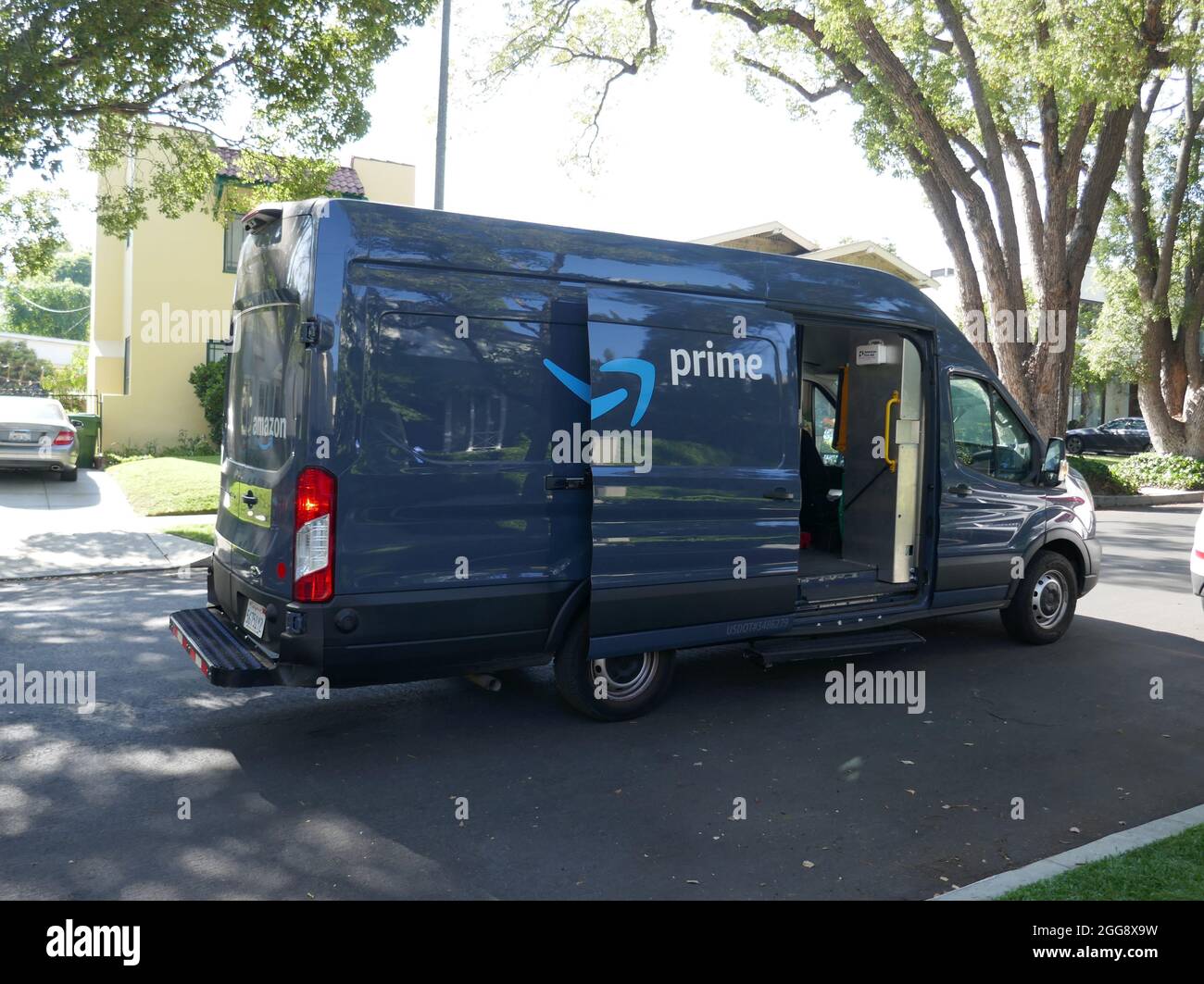 Amazon Delivery Truck Hi Res Stock Photography And Images Page 2 Alamy