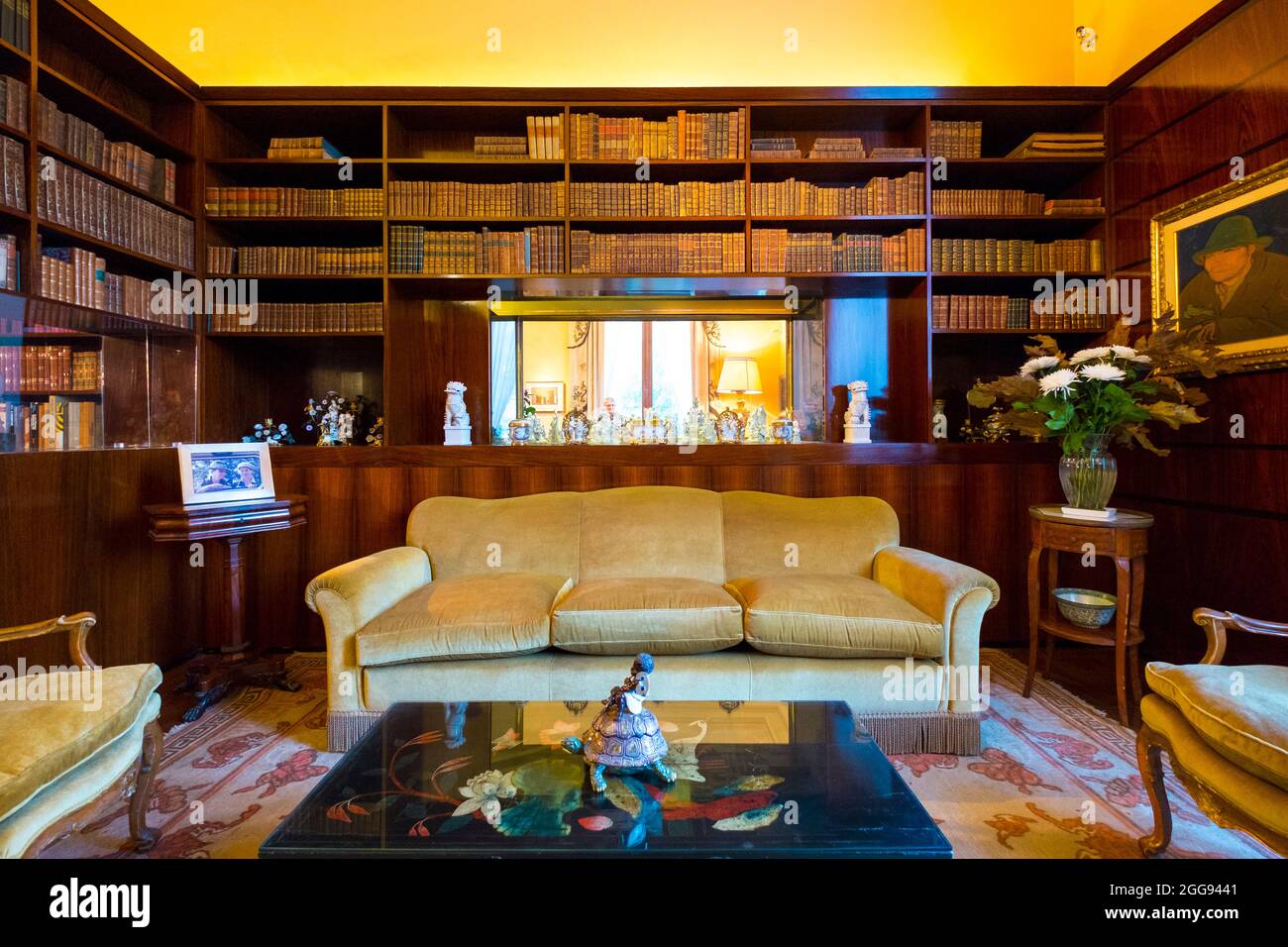 The library, reading room. At the industrialist mansion, Villa Necchi  Campiglio, in Milan, Italy Stock Photo - Alamy