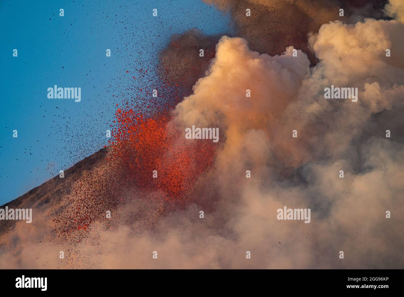 CATANIA, ETNA, ITALY - August 29, 2021: Eruption of the Etna volcano in Sicily. The eruptive column several km high was carried by the wind in an easterly direction, the ash fallout hainterested the municipalities of Milo and Zafferana Etnea and the neighboring countries. Credit: Wead/Alamy Live News Stock Photo