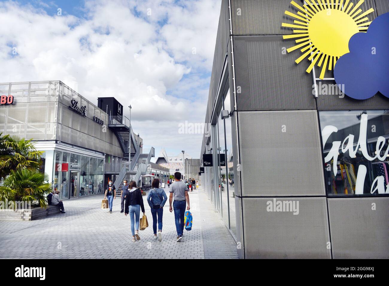 Honfleur Normandy Outlet vue du centre commercial avec magasins et