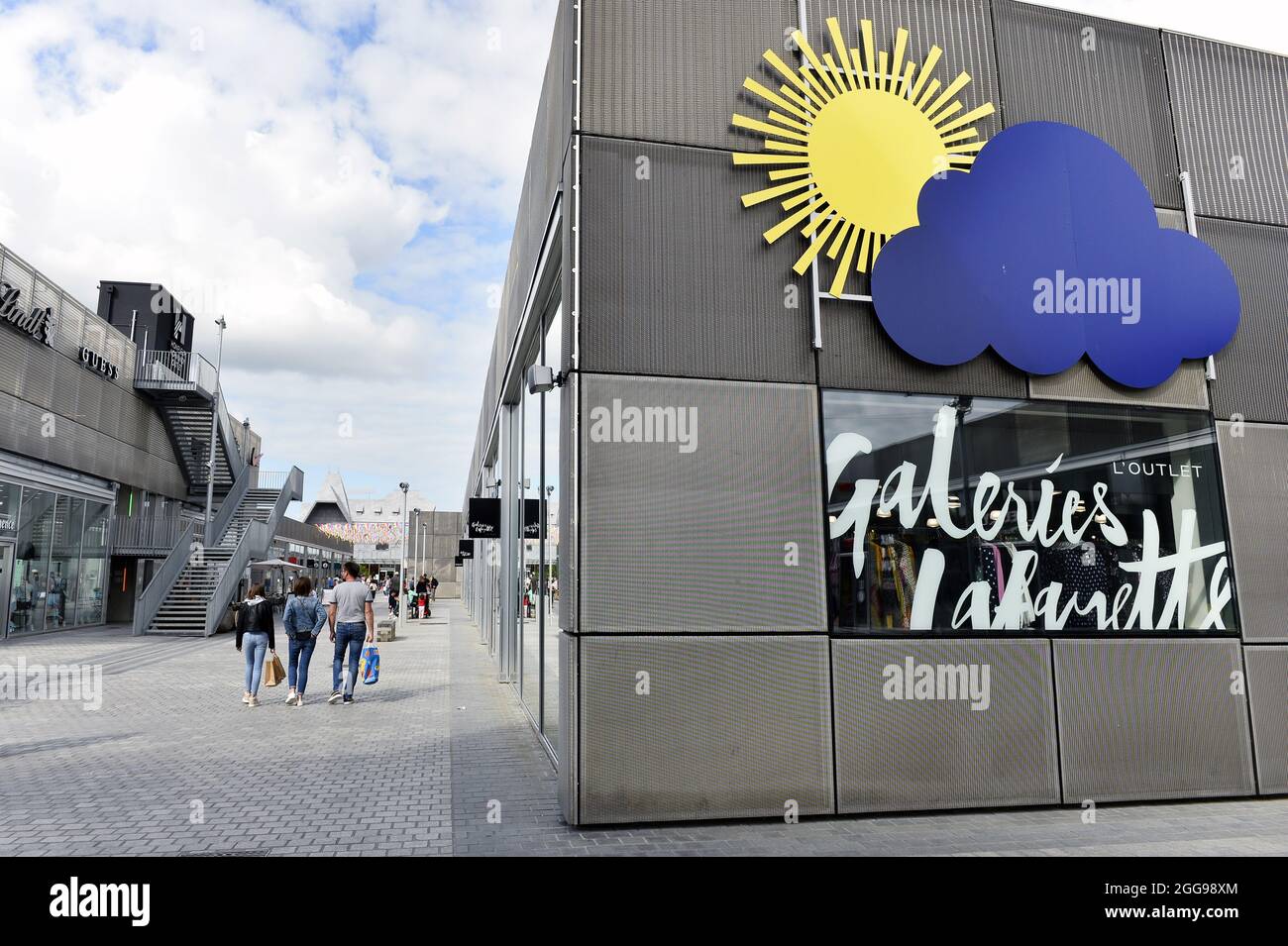 Honfleur Normandy Outlet vue du centre commercial avec magasins et
